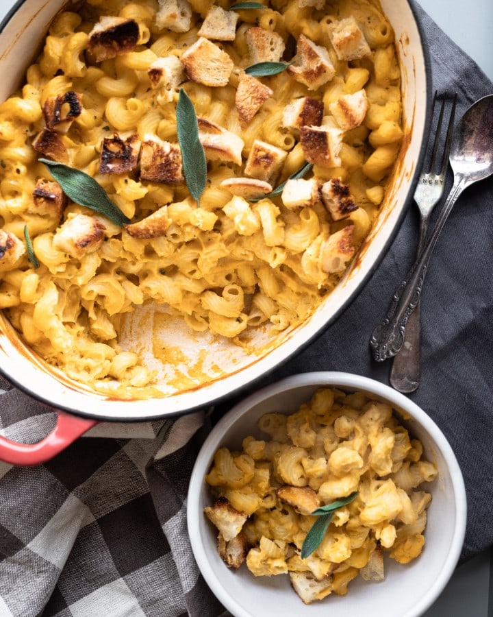 creamy sweet potato mac'n'cheese with croutons