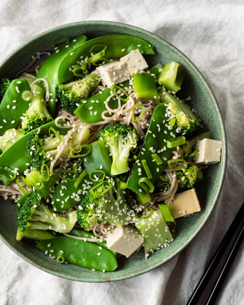 soba noodle salad green plate